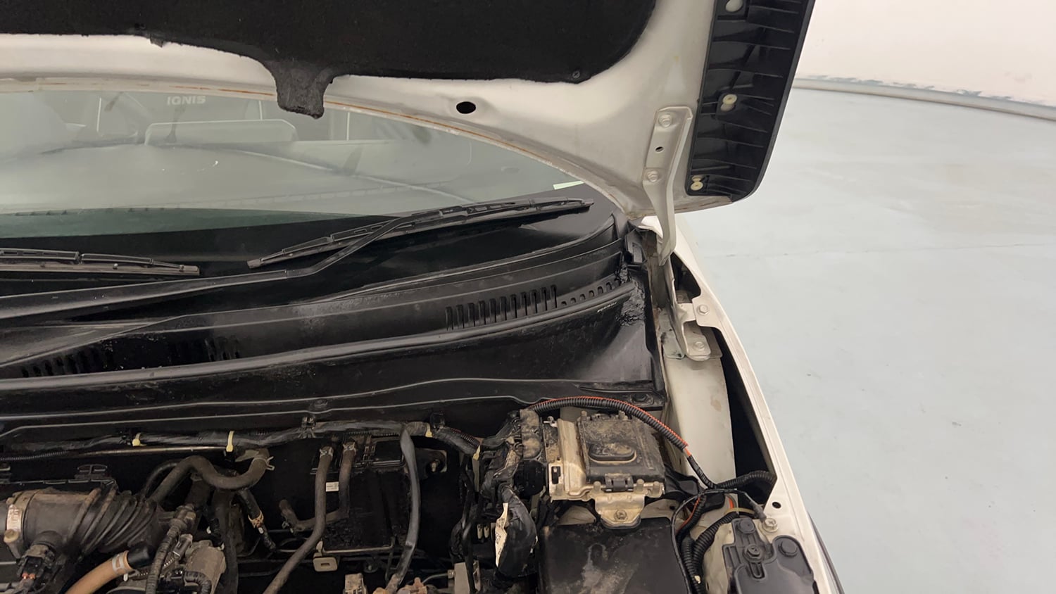 Used 2023 Maruti Suzuki Ignis Zeta 1.2 MT Petrol Manual engine ENGINE LEFT SIDE HINGE & APRON VIEW