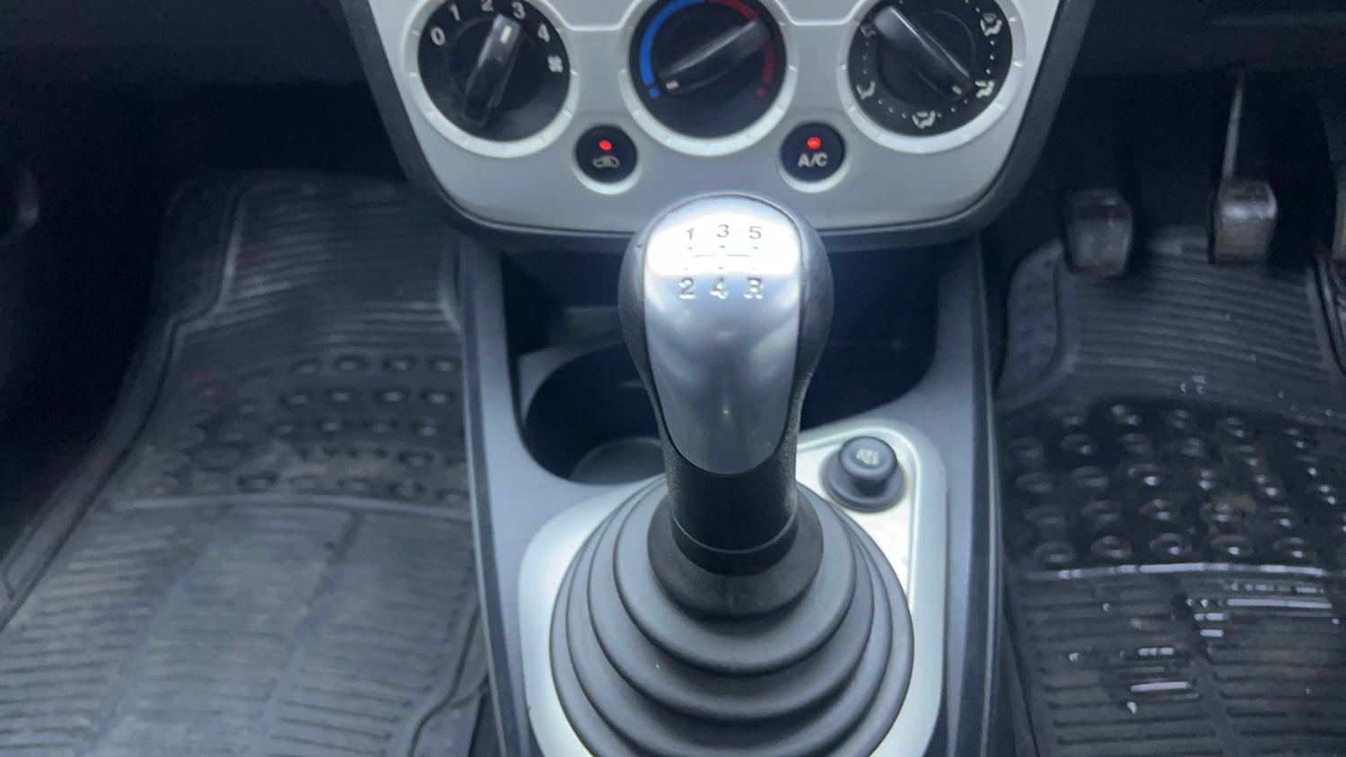 Used 2012 Ford Figo Duratec Petrol ZXI 1.2 Petrol Manual interior GEAR  KNOB VIEW