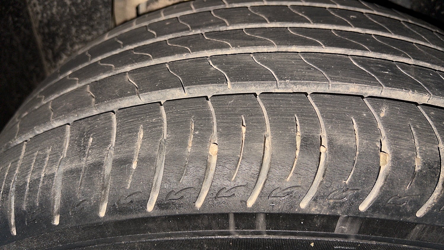 Used 2021 Mahindra XUV 300 W8 1.2 Petrol Petrol Manual tyres LEFT REAR TYRE TREAD VIEW