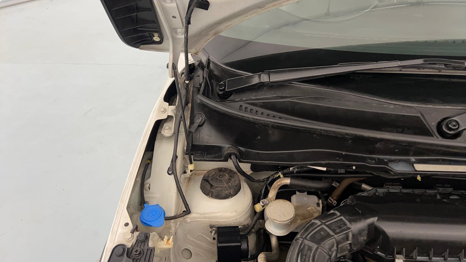 Used 2023 Maruti Suzuki Ignis Zeta 1.2 MT Petrol Manual engine ENGINE RIGHT SIDE HINGE & APRON VIEW