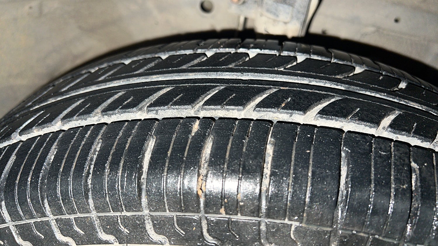 Used 2014 Maruti Suzuki Swift Dzire VDI Diesel Manual tyres RIGHT FRONT TYRE TREAD VIEW