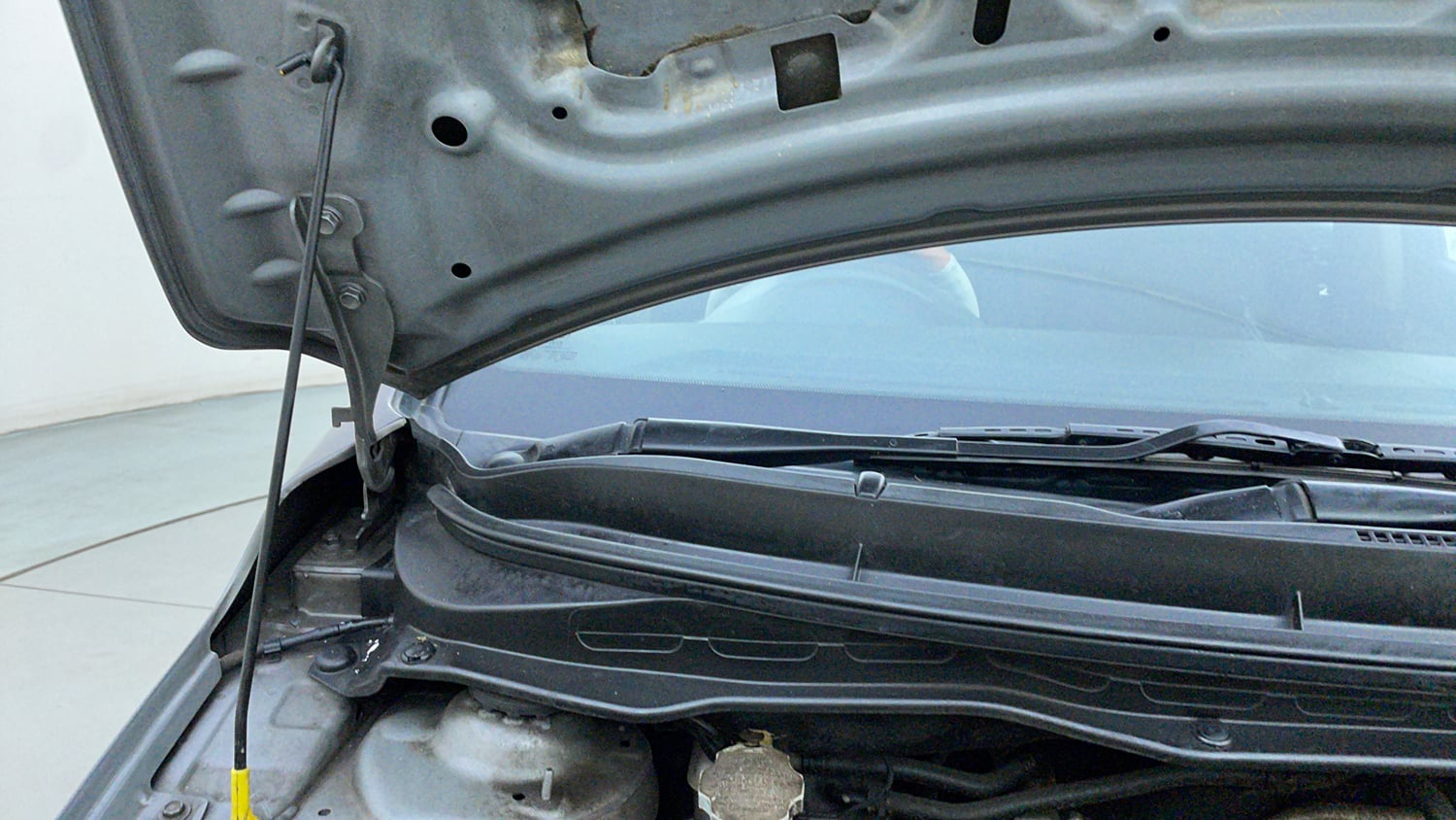 Used 2012 Hyundai i20 Asta 1.2 Petrol Manual engine ENGINE RIGHT SIDE HINGE & APRON VIEW