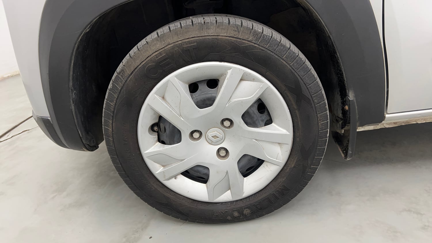 Used 2022 Renault Kwid RXT 1.0 (O) Petrol Manual tyres LEFT FRONT TYRE RIM VIEW