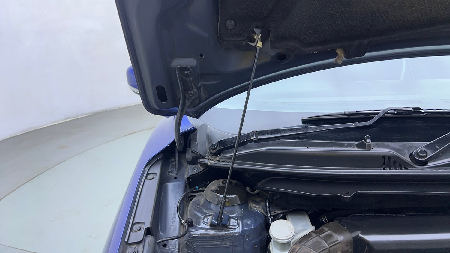 Used 2017 Maruti Suzuki Baleno Alpha 1.2 Petrol Manual engine ENGINE RIGHT SIDE HINGE & APRON VIEW