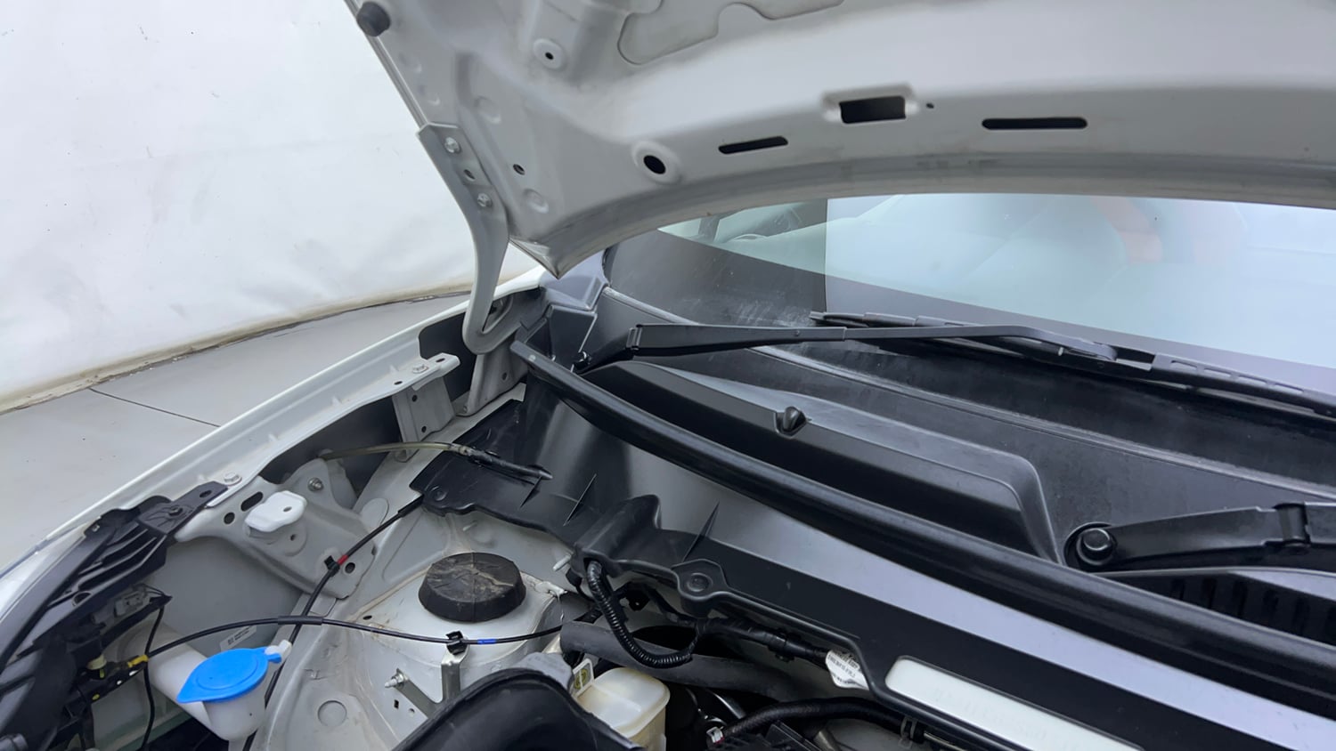 Used 2025 Maruti Suzuki Celerio VXi Petrol Manual engine ENGINE RIGHT SIDE HINGE & APRON VIEW