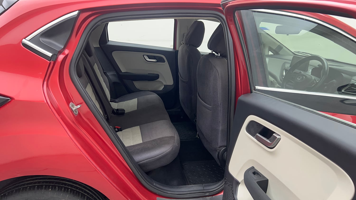 Used 2021 Tata Altroz XZ Petrol Petrol Manual interior RIGHT SIDE REAR DOOR CABIN VIEW