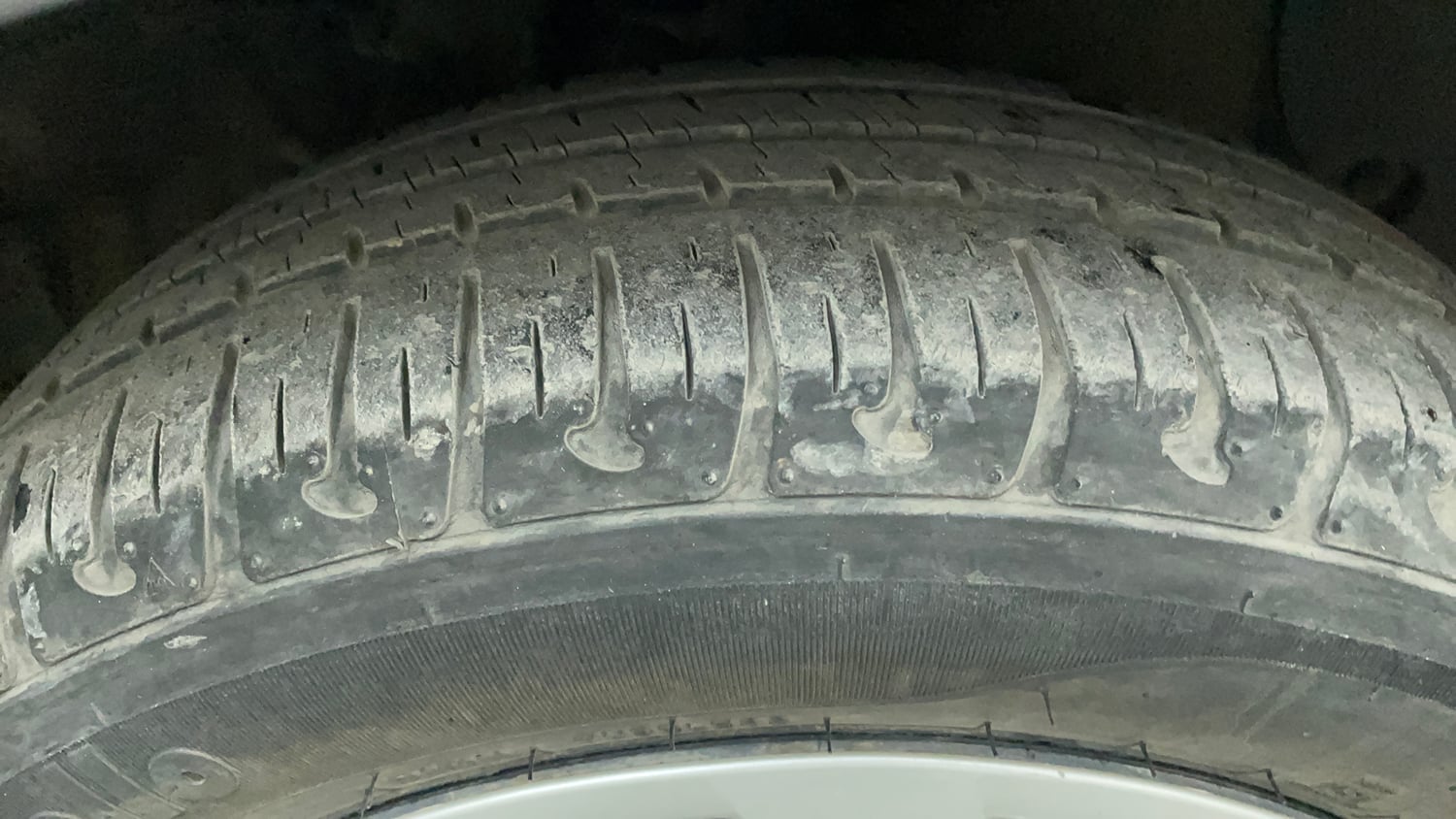 Used 2016 Hyundai Grand i10 Magna AT 1.2 Kappa VTVT Petrol Automatic tyres RIGHT FRONT TYRE TREAD VIEW