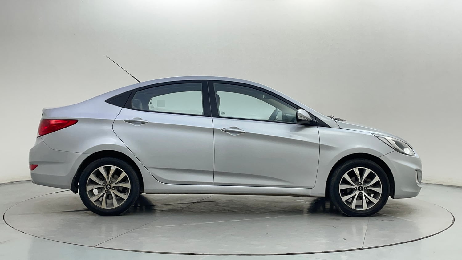 Used 2014 Hyundai Verna Fluidic 1.6 VTVT SX Petrol Manual exterior RIGHT SIDE VIEW