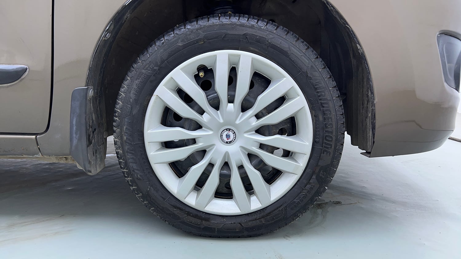 Used 2014 Maruti Suzuki Wagon R VXI Petrol Manual tyres RIGHT FRONT TYRE RIM VIEW
