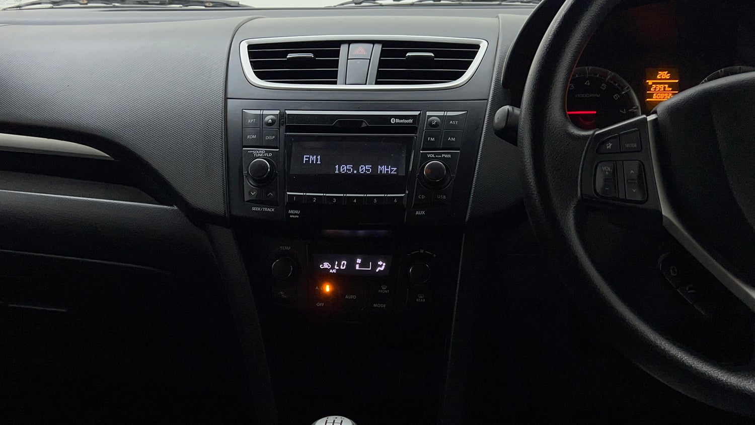 Used 2015 Maruti Suzuki Swift ZXi Petrol Manual interior MUSIC SYSTEM & AC CONTROL VIEW