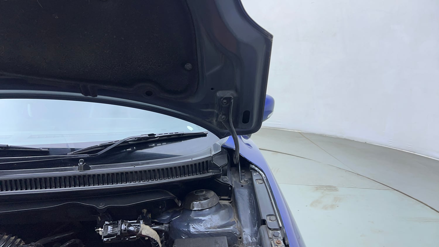 Used 2017 Maruti Suzuki Baleno Alpha 1.2 Petrol Manual engine ENGINE LEFT SIDE HINGE & APRON VIEW