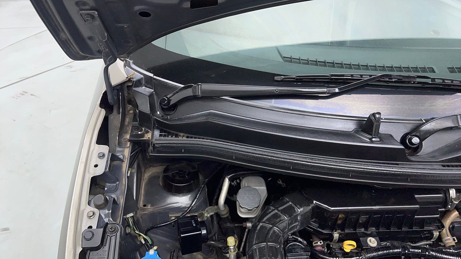 Used 2019 Maruti Suzuki Wagon R VXi (O) 1.2 AMT Petrol Automatic engine ENGINE RIGHT SIDE HINGE & APRON VIEW