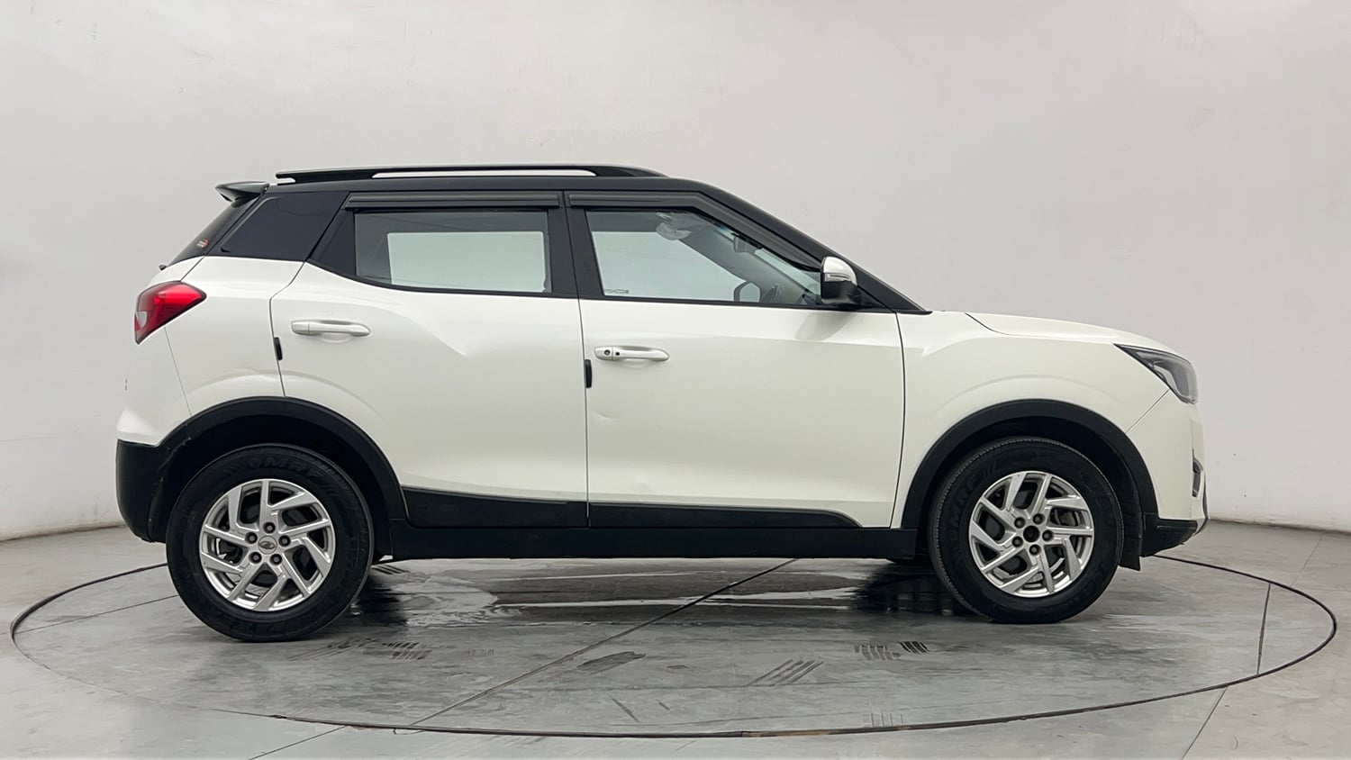 Used 2022 Mahindra XUV 300 W8 1.5 Diesel Diesel Manual exterior RIGHT SIDE VIEW