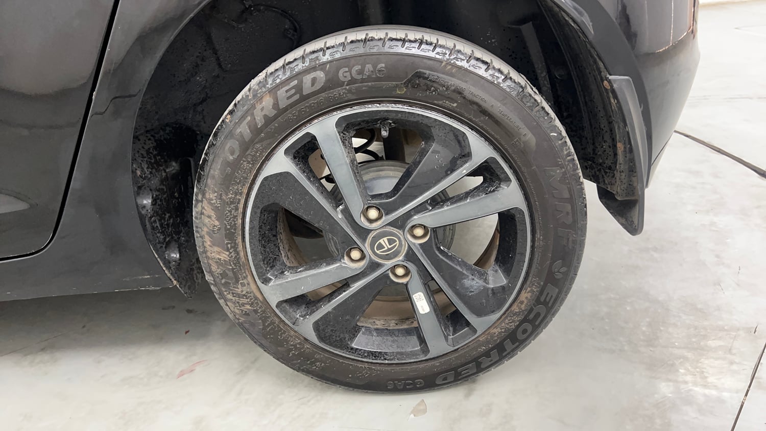 Used 2023 Tata Altroz XZ Plus Petrol Dark Edition Petrol Manual tyres LEFT REAR TYRE RIM VIEW