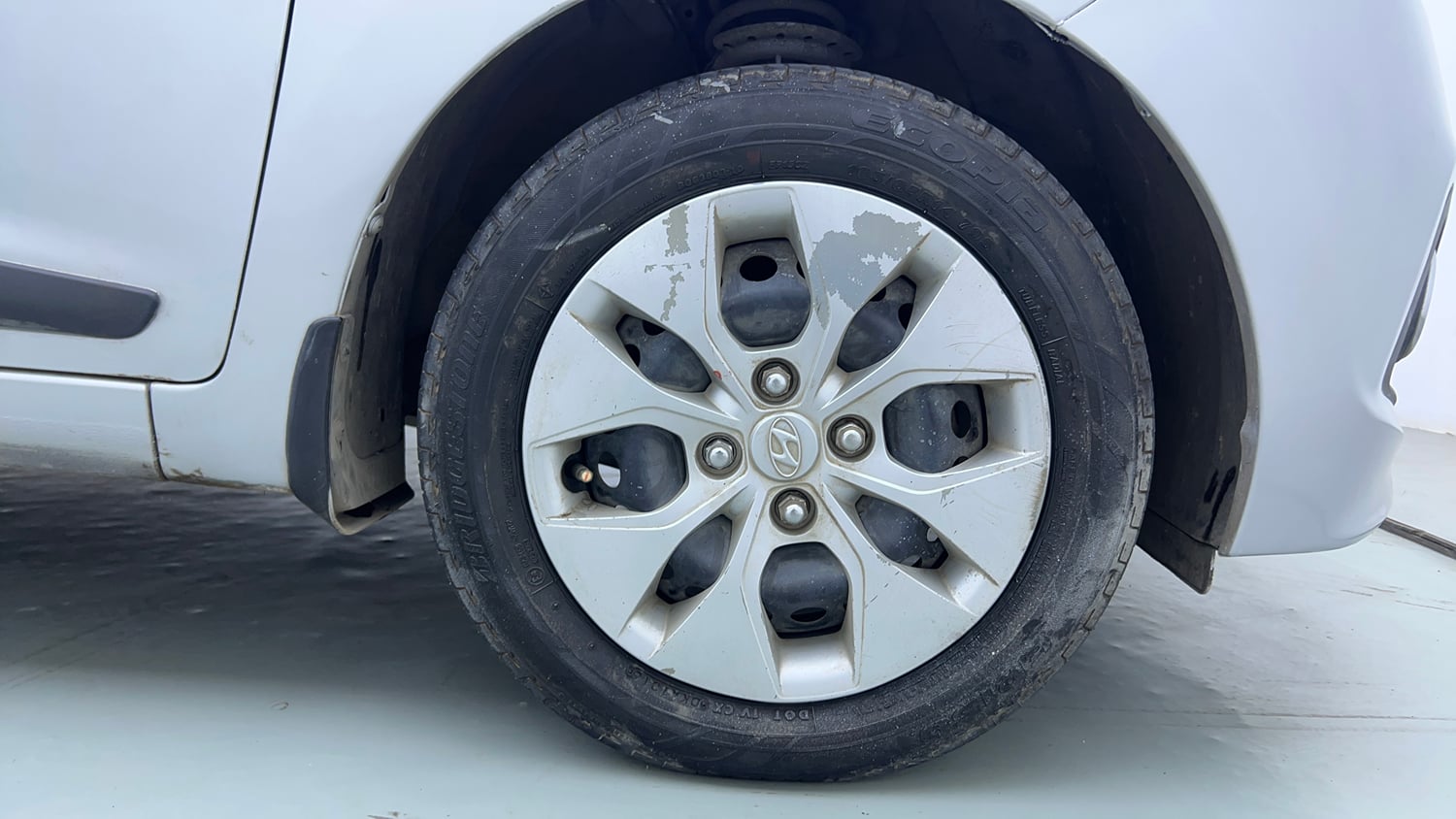 Used 2015 Hyundai Xcent S 1.2 Petrol Manual tyres RIGHT FRONT TYRE RIM VIEW