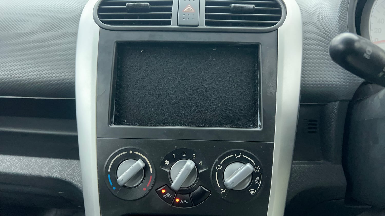 Used 2013 Maruti Suzuki Ritz Vxi BS-IV Petrol Manual interior MUSIC SYSTEM & AC CONTROL VIEW
