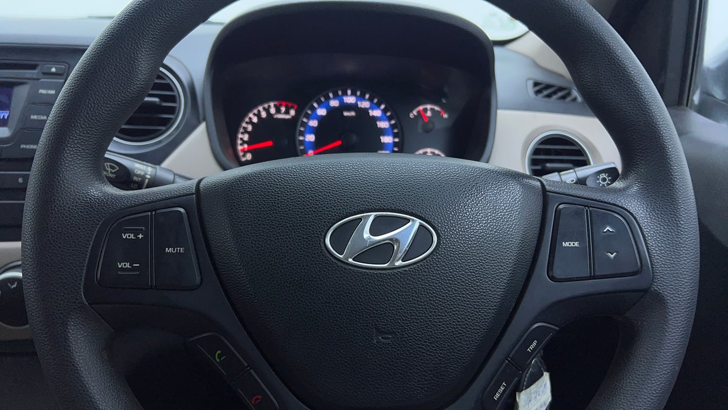Used 2015 Hyundai Xcent S 1.2 Petrol Manual top_features Steering mounted controls