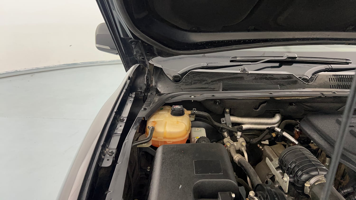 Used 2022 Mahindra Scorpio N Z8 L Petrol AT 7 STR Petrol Automatic engine ENGINE RIGHT SIDE HINGE & APRON VIEW