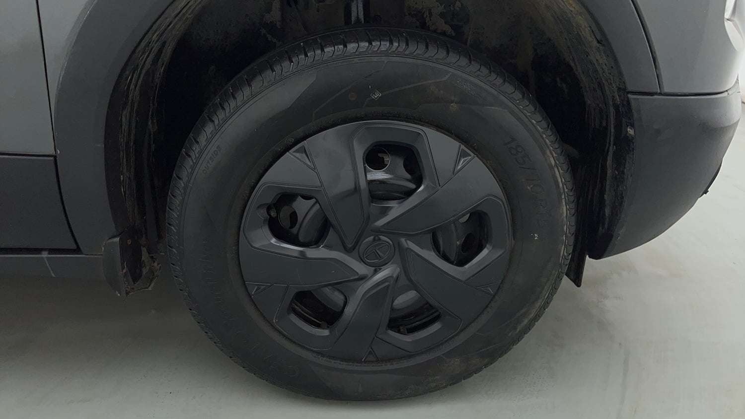 Used 2023 Tata Punch Pure MT Petrol Manual tyres RIGHT FRONT TYRE RIM VIEW