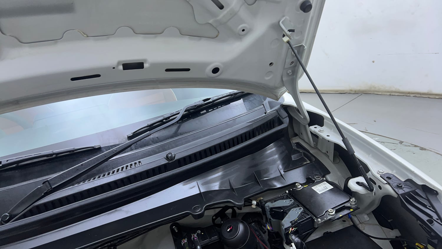 Used 2025 Maruti Suzuki Celerio VXi Petrol Manual engine ENGINE LEFT SIDE HINGE & APRON VIEW