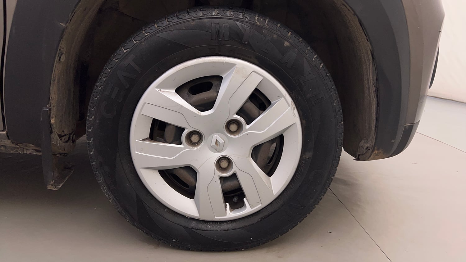Used 2018 Renault Kwid 1.0 RXT AMT Opt Petrol Automatic tyres RIGHT FRONT TYRE RIM VIEW