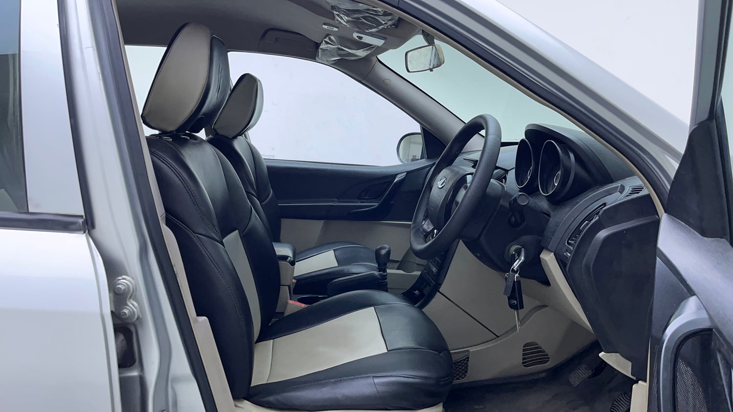 Used 2017 Mahindra XUV500 W4 Diesel Manual interior RIGHT SIDE FRONT DOOR CABIN VIEW