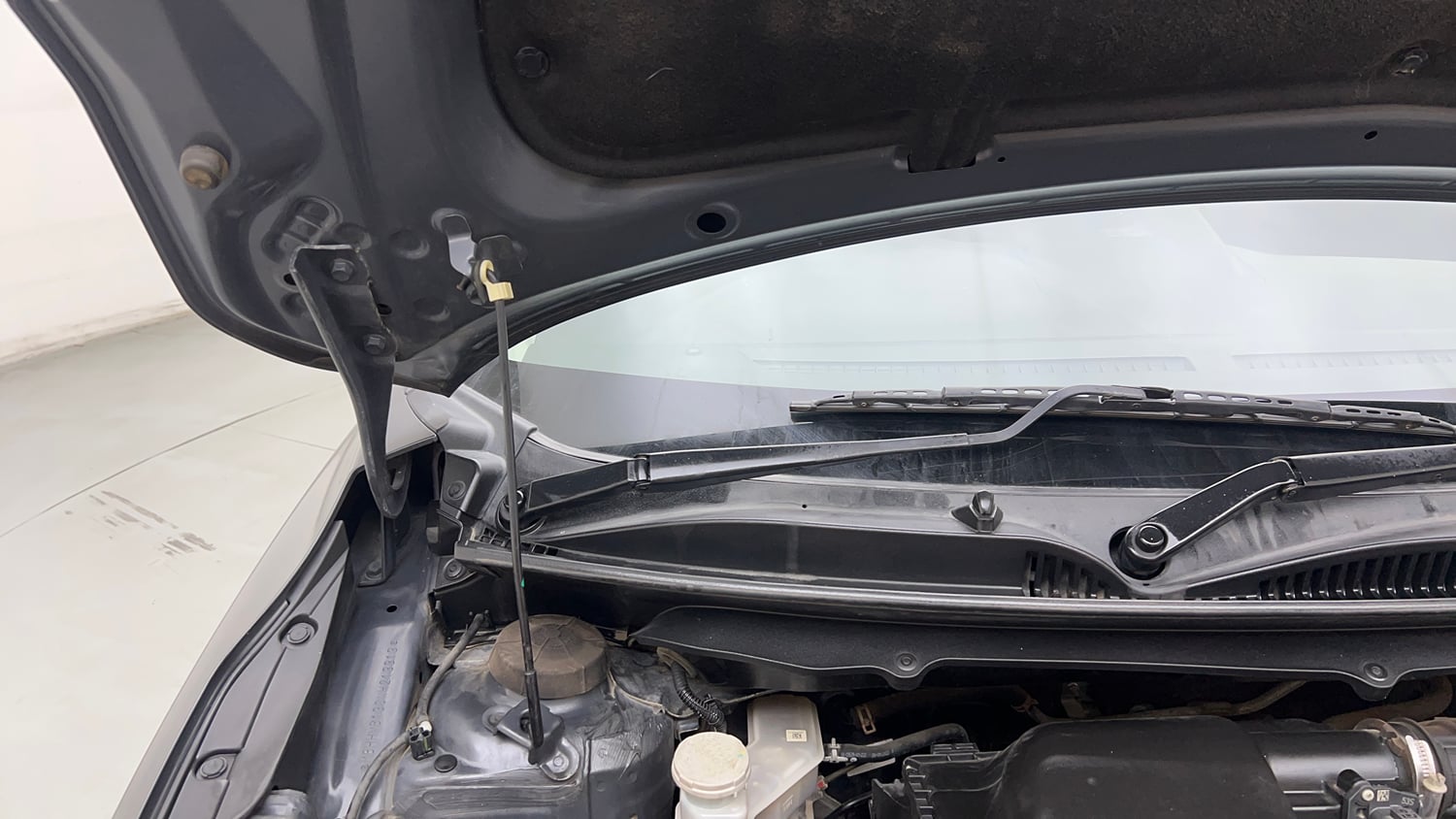Used 2022 Maruti Suzuki Baleno Sigma MT Petrol Manual engine ENGINE RIGHT SIDE HINGE & APRON VIEW