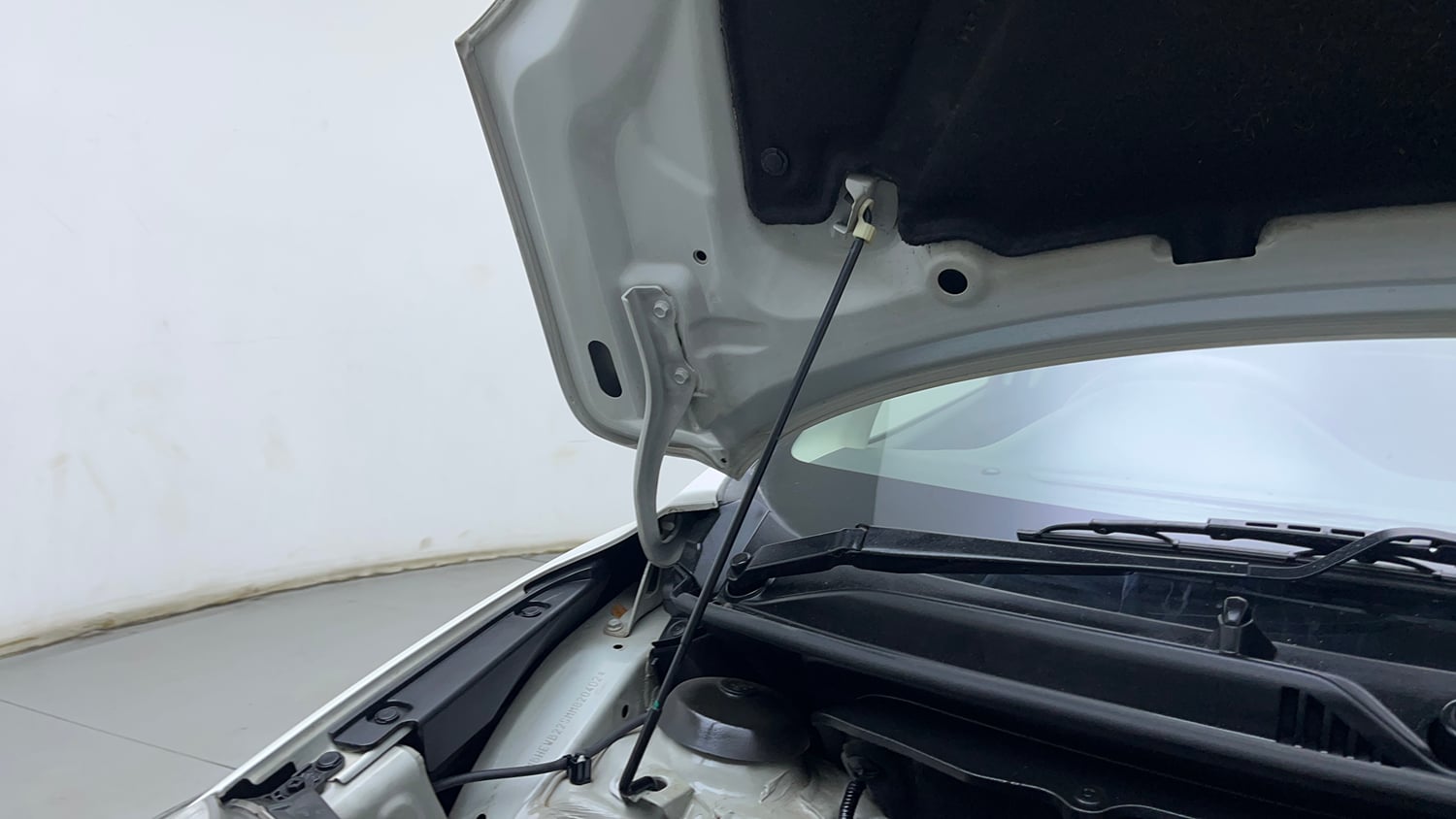Used 2022 Maruti Suzuki Baleno Zeta Petrol Manual engine ENGINE RIGHT SIDE HINGE & APRON VIEW