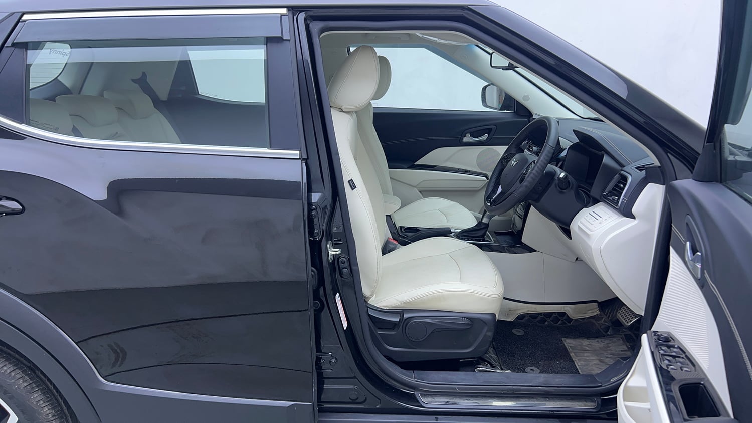 Used 2025 Mahindra XUV 3XO AX7 1.2 Petrol AT Petrol Automatic interior RIGHT SIDE FRONT DOOR CABIN VIEW