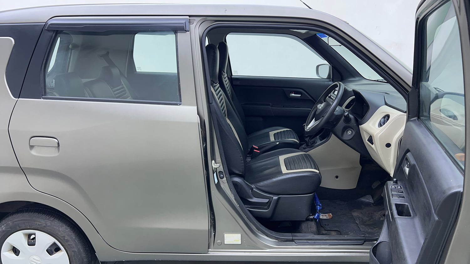 Used 2021 Maruti Suzuki Wagon R 1.0 VXi (O) 1.0 Petrol Manual interior RIGHT SIDE FRONT DOOR CABIN VIEW