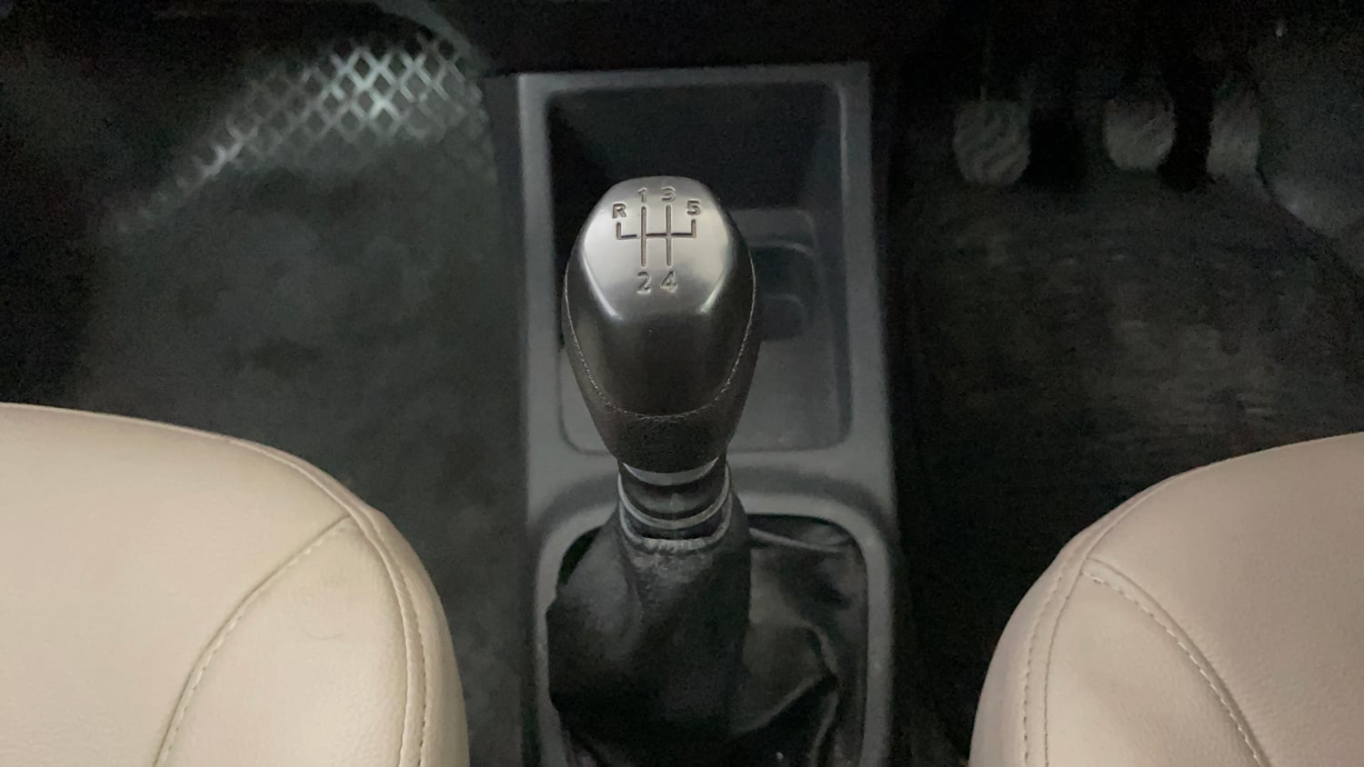 Used 2016 Renault Kwid RXT Petrol Manual interior GEAR  KNOB VIEW