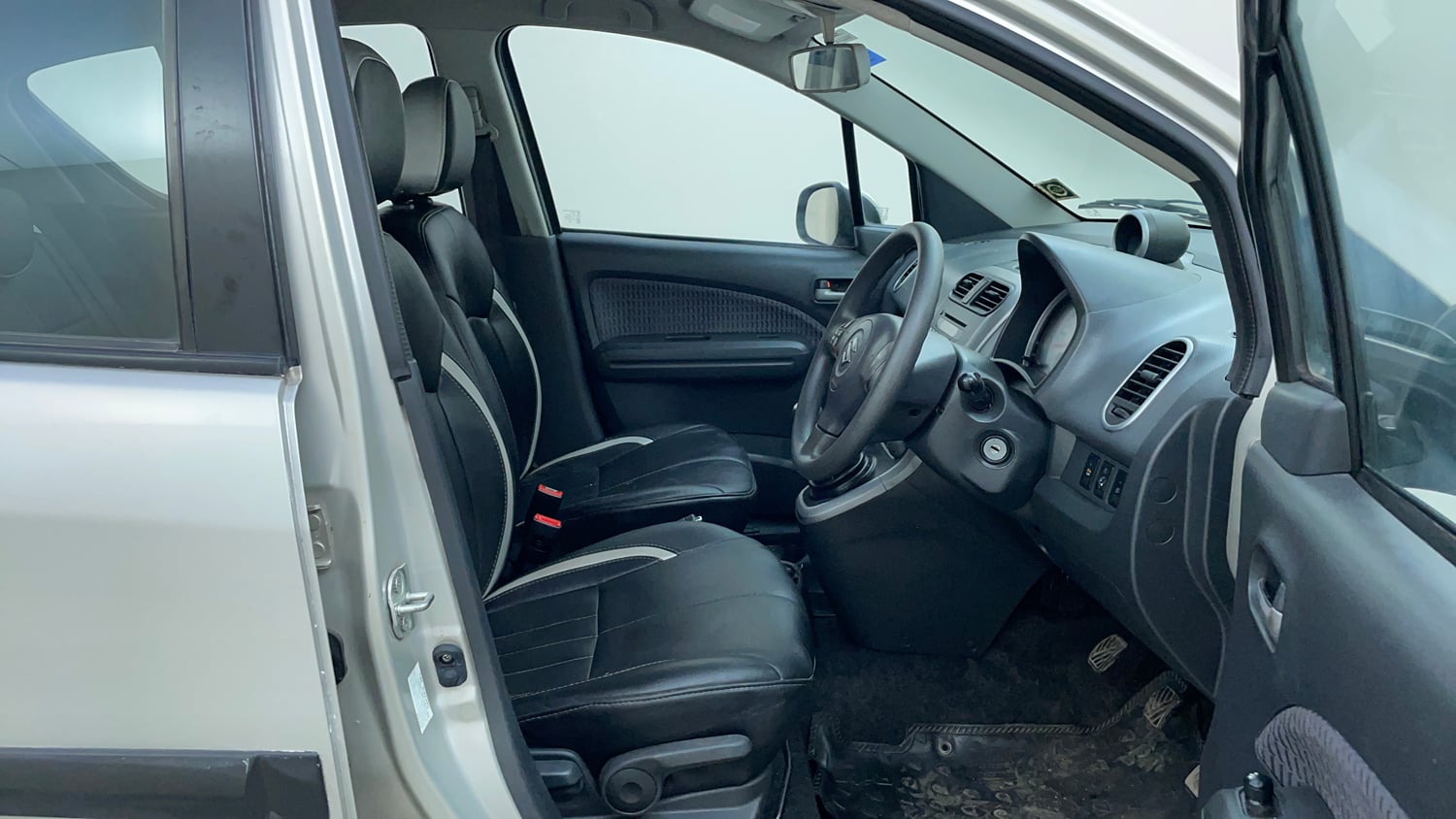 Used 2015 Maruti Suzuki Ritz Zxi BS-IV Petrol Manual interior RIGHT SIDE FRONT DOOR CABIN VIEW