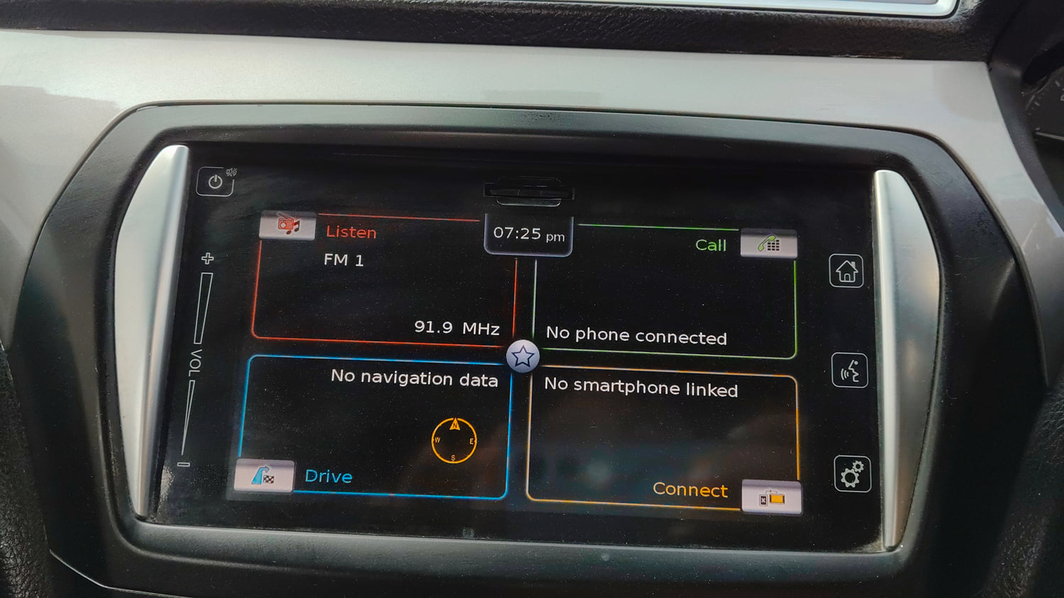 Used 2017 Maruti Suzuki Ciaz Alpha 1.3 Hybrid Diesel Manual interior MUSIC SYSTEM & AC CONTROL VIEW