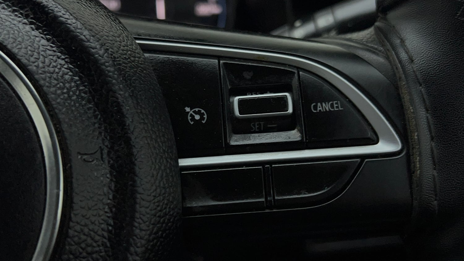 Used 2022 Maruti Suzuki XL6 Zeta MT Petrol Petrol Manual top_features Cruise control