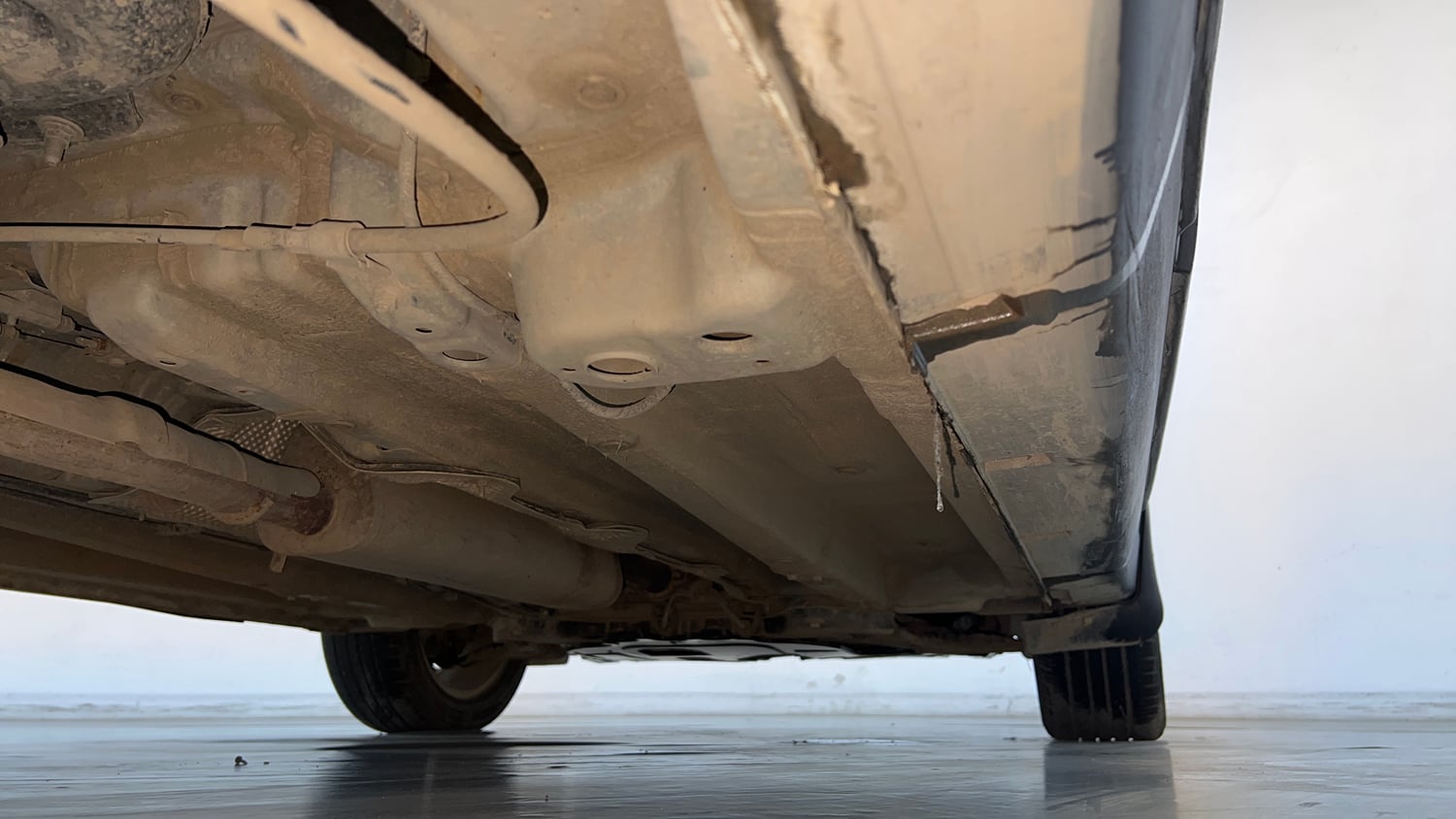 Used 2021 Mahindra XUV 300 W8 1.2 Petrol Petrol Manual extra REAR RIGHT UNDERBODY VIEW
