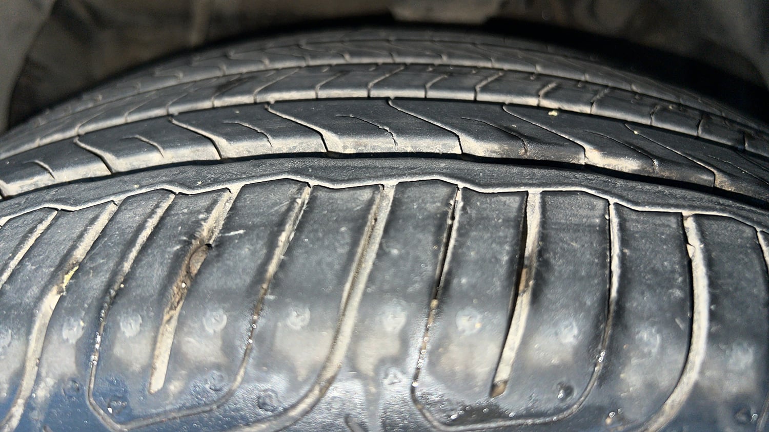 Used 2025 Mahindra XUV 3XO AX7 1.2 Petrol AT Petrol Automatic tyres LEFT FRONT TYRE TREAD VIEW