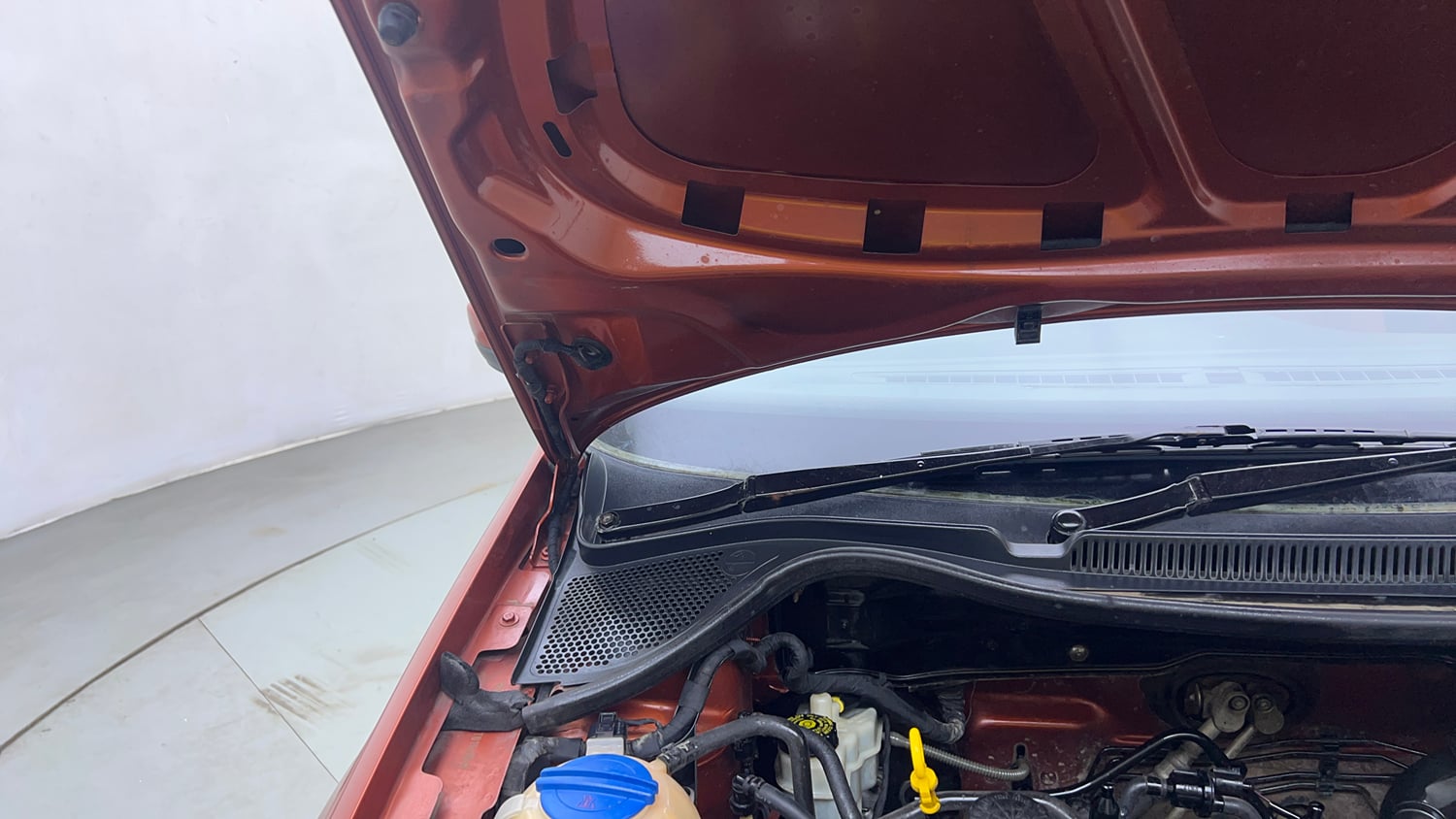 Used 2014 Volkswagen Polo Comfortline 1.2L (P) Petrol Manual engine ENGINE RIGHT SIDE HINGE & APRON VIEW