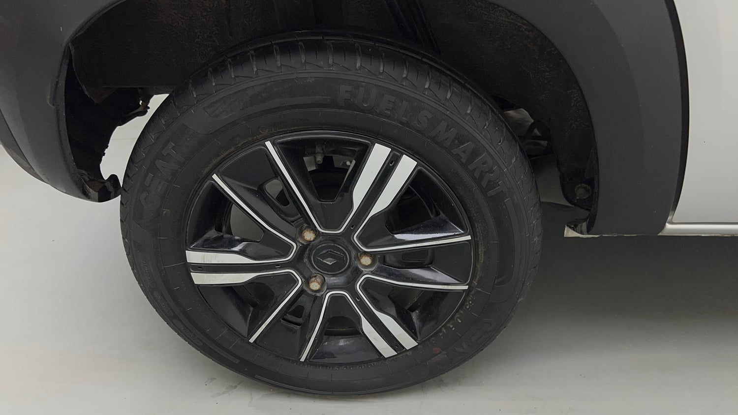 Used 2022 Renault Kwid CLIMBER AMT Petrol Automatic tyres RIGHT REAR TYRE RIM VIEW