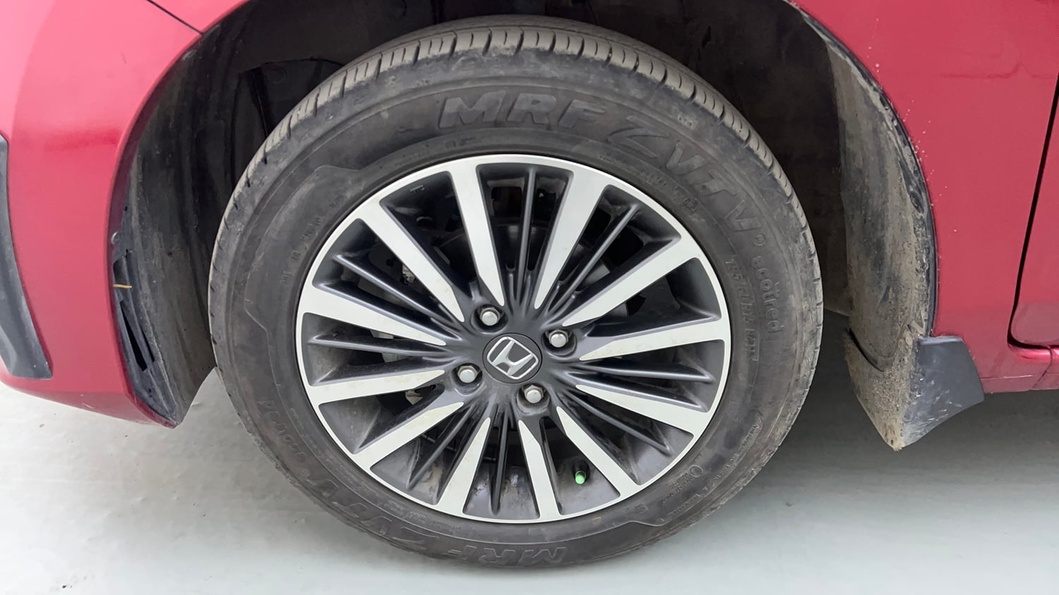 Used 2025 Honda Amaze ZX 1.2 Petrol CVT Petrol Automatic tyres LEFT FRONT TYRE RIM VIEW