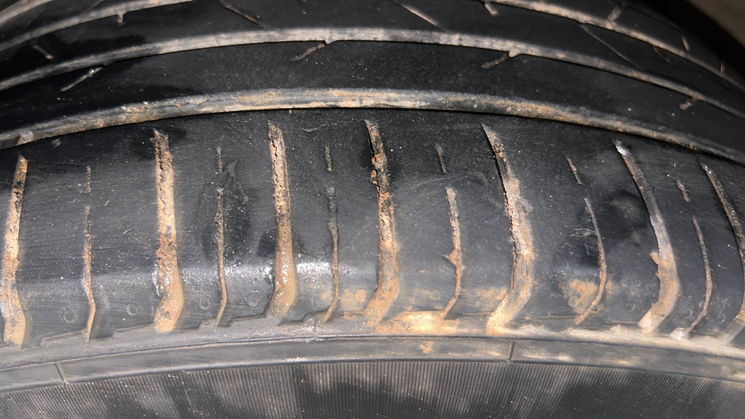 Used 2023 Hyundai Venue SX (O) 1.0 Turbo DCT Petrol Automatic tyres LEFT FRONT TYRE TREAD VIEW