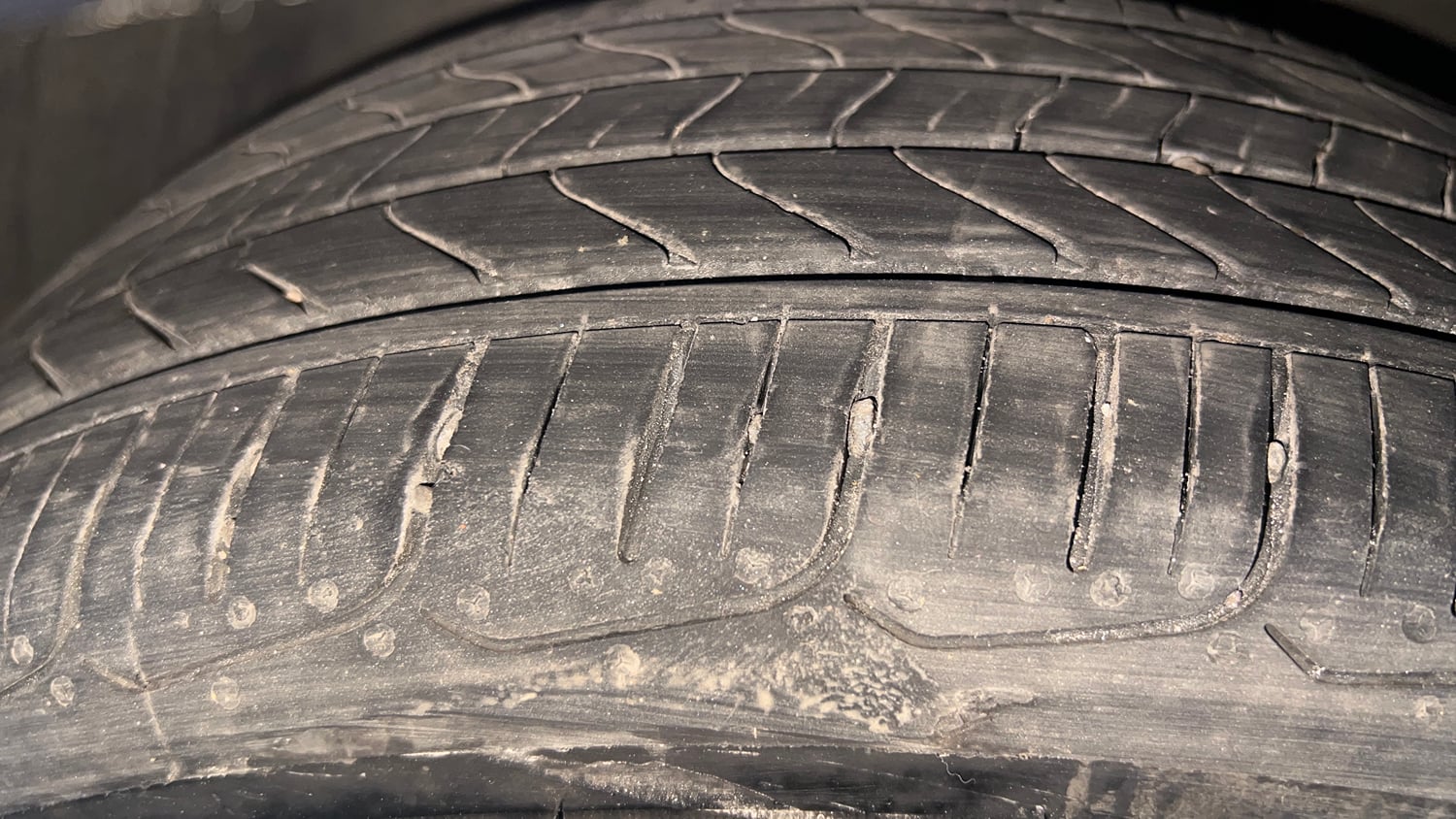 Used 2021 Hyundai New i20 Asta (O) 1.0 Turbo DCT Petrol Automatic tyres LEFT FRONT TYRE TREAD VIEW