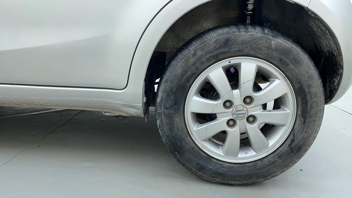 Used 2015 Maruti Suzuki Ritz Zxi BS-IV Petrol Manual tyres LEFT REAR TYRE RIM VIEW