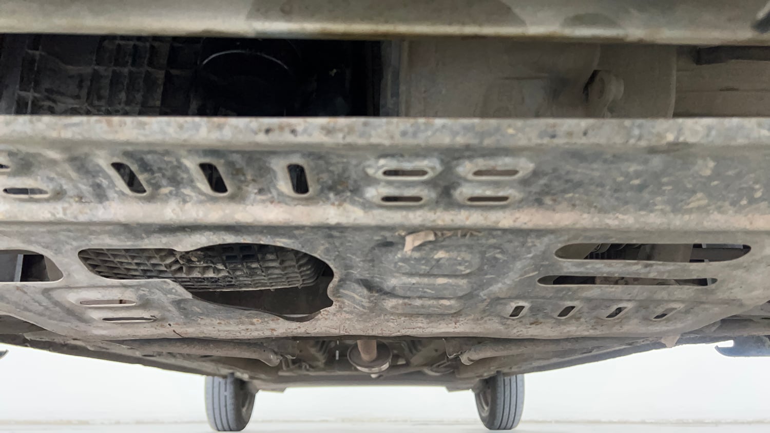 Used 2022 Renault Kwid RXT 1.0 (O) Petrol Manual extra FRONT LEFT UNDERBODY VIEW