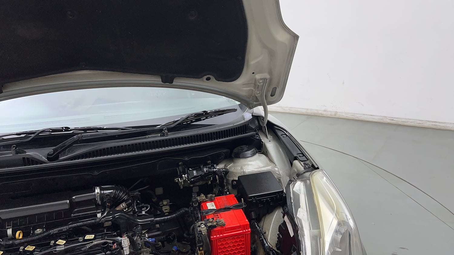 Used 2017 Maruti Suzuki Baleno Delta 1.2 Petrol Manual engine ENGINE LEFT SIDE HINGE & APRON VIEW