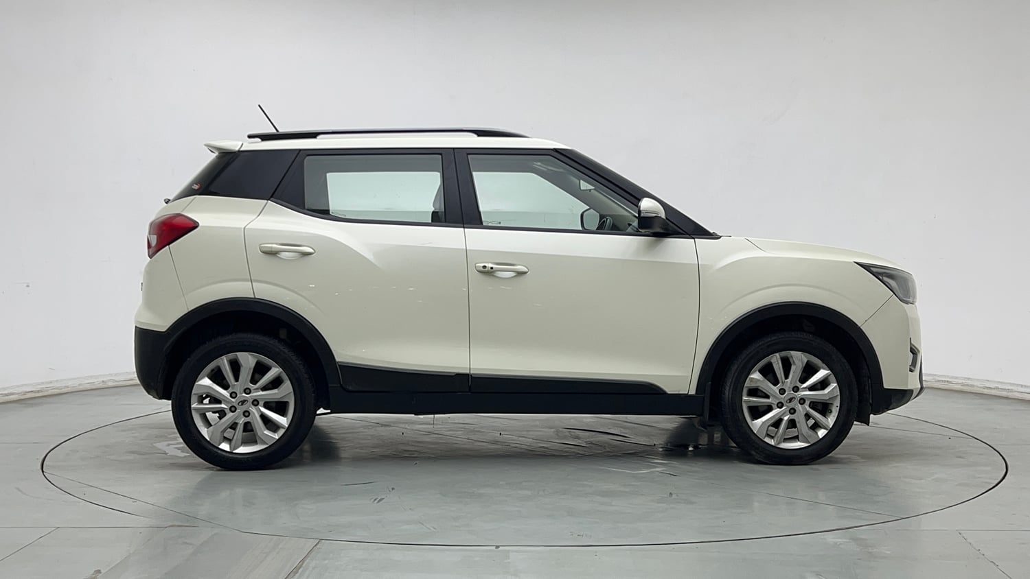 Used 2021 Mahindra XUV 300 W8 1.2 Petrol Petrol Manual exterior RIGHT SIDE VIEW