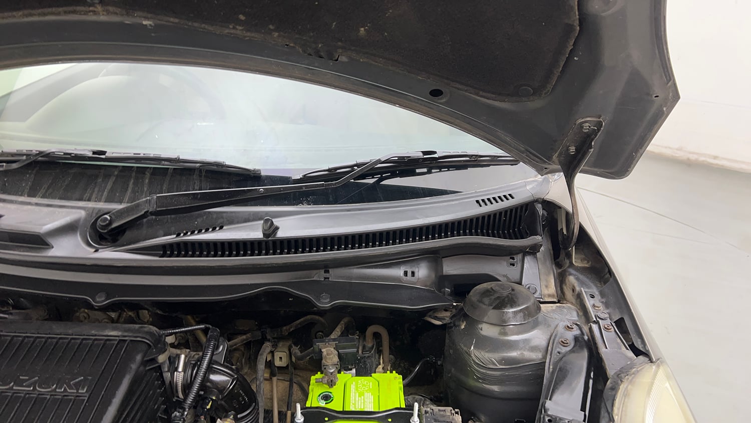 Used 2015 Maruti Suzuki Swift Dzire LXI (O) Petrol Manual engine ENGINE LEFT SIDE HINGE & APRON VIEW