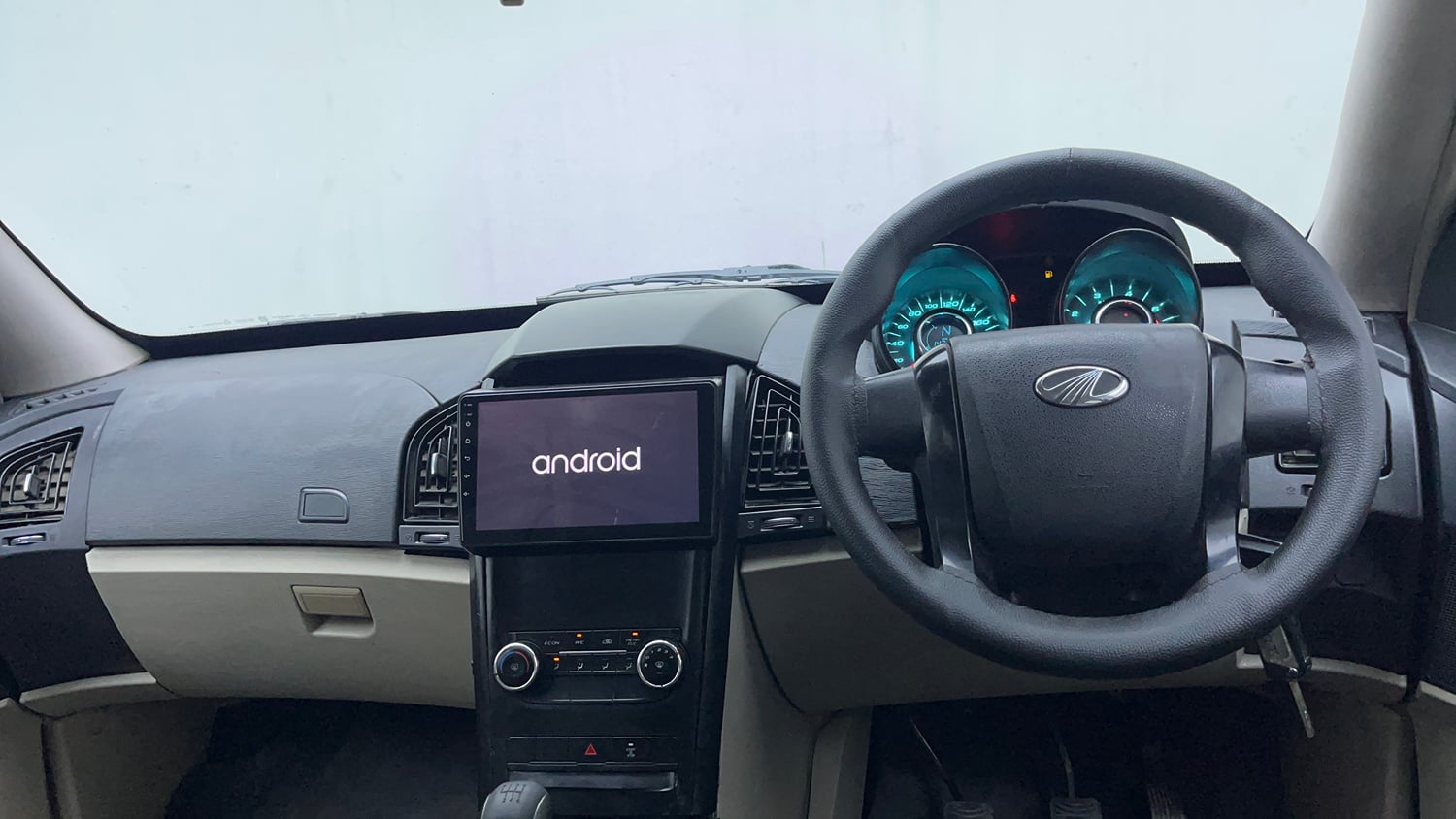 Used 2017 Mahindra XUV500 W4 Diesel Manual interior DASHBOARD VIEW