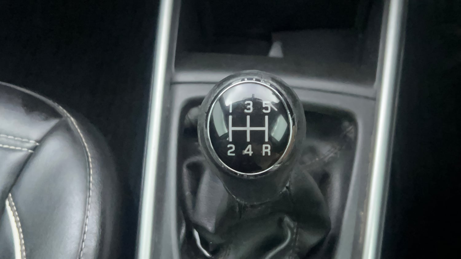 Used 2018 Maruti Suzuki Baleno Zeta 1.2 Petrol Manual interior GEAR  KNOB VIEW