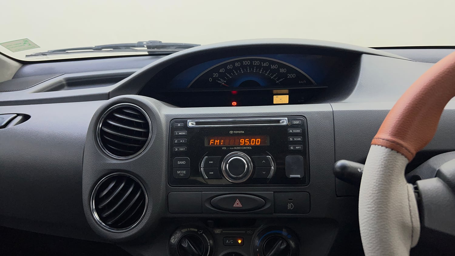 Used 2013 Toyota Etios Liva G Petrol Manual top_features Integrated (in-dash) music system
