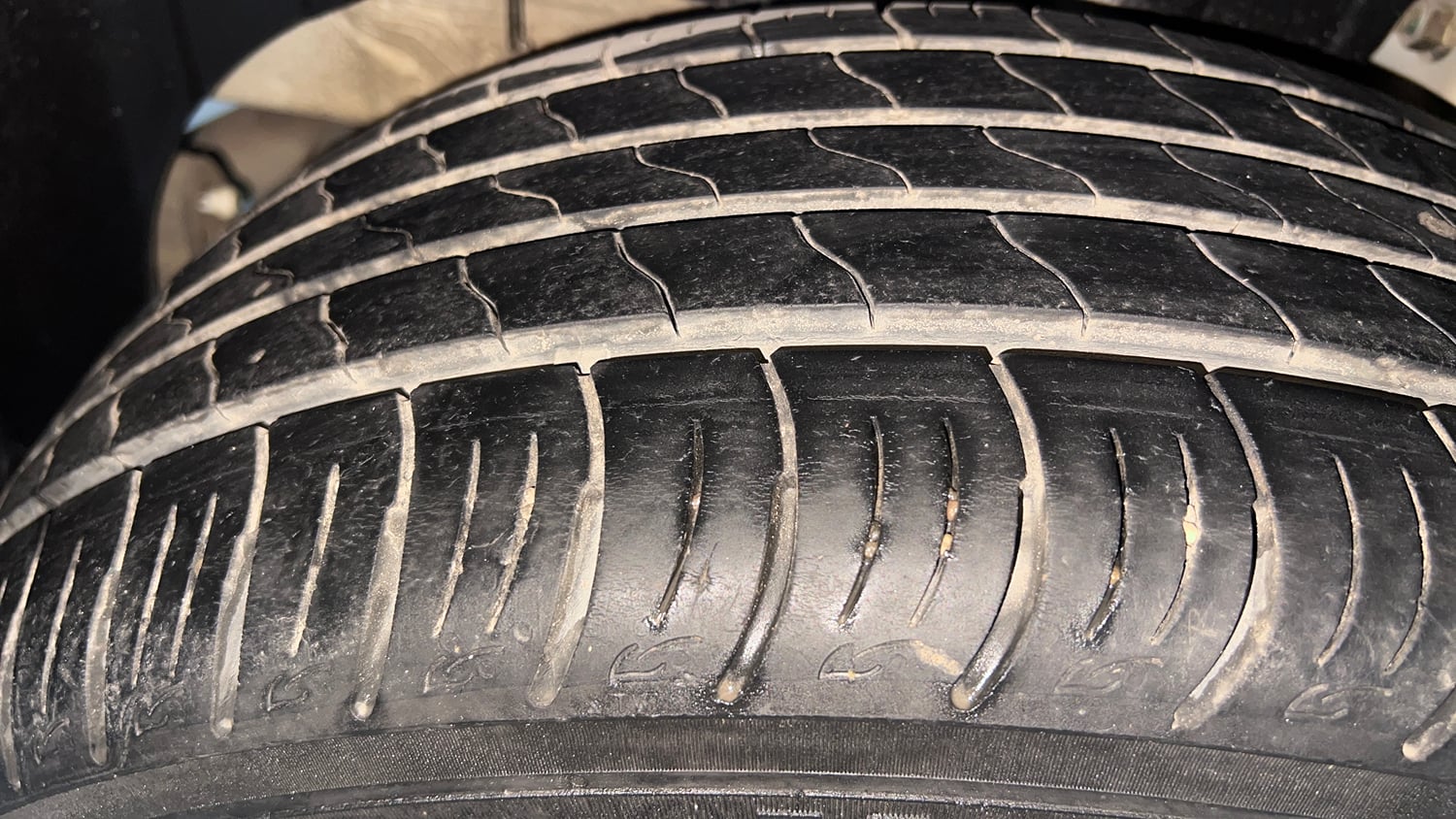 Used 2021 Mahindra XUV 300 W8 1.2 Petrol Petrol Manual tyres RIGHT REAR TYRE TREAD VIEW